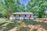 Pet-Friendly Athens Stay, Sanford Stadium 3 Mi - Kitchens