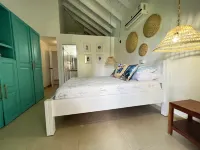 4 bedrooms/3baths townhouse best location 2 min to the Beach