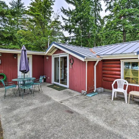 Wheelchair-Accessible Belfair Cabin w/ Patio!