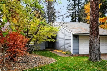 Cozy 3 Bedroom King Suite 7 min to Downtown CdA! Отели в г. Кутеней