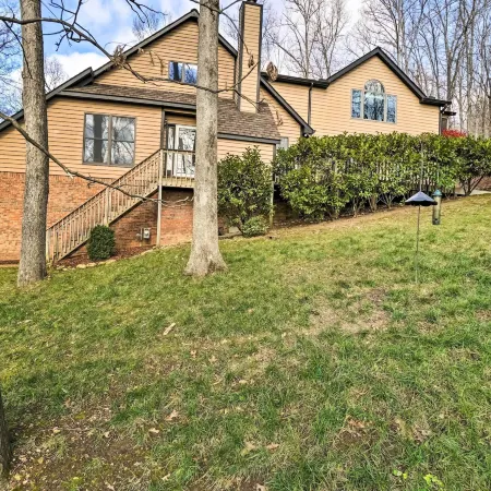 Relax Poolside! Family Getaway in Nashville Area