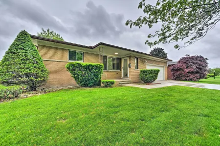 Dearborn Heights Home ~ 16 Mi to Downtown Detroit!