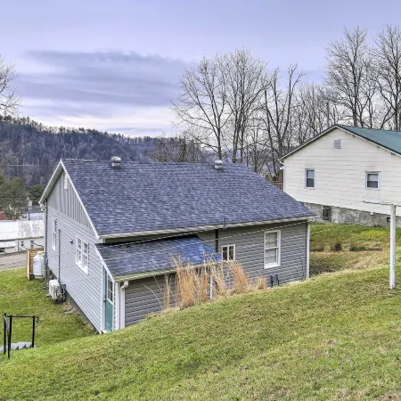 Cozy Fries Escape w/ Mountain & River Views!