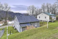 Cozy Fries Escape w/ Mountain & River Views! - parking