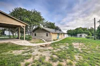 Lakefront Home < 3 Miles to Historic Granbury! - Pet friendly