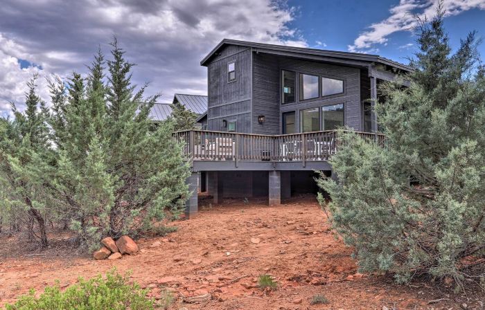 Fire Pit, Deck & Mtn Views: Upscale Pine Cabin!