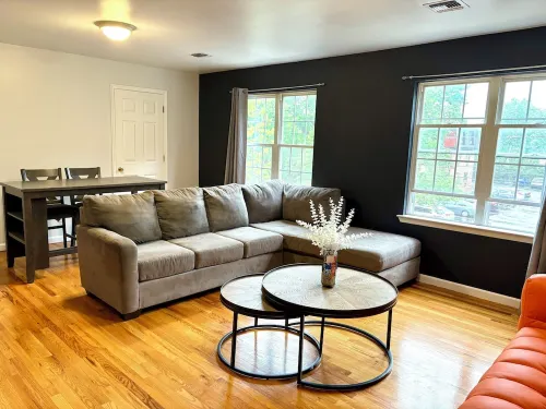 Cozy 2-bedroom apartment with WiFi, AC, large outdoor balcony Hotels in Belleville