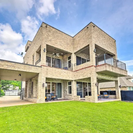Waterfront Home ~ 4 Mi to Oaklawn Racing Casino!