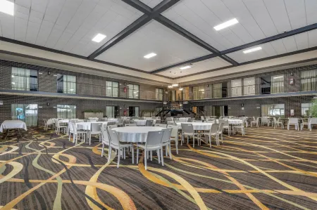 Best Western Angus Inn Отели рядом с достопримечательностью «Great Bend Courthouse»