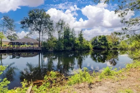 Pristine waterfront 3 bed/2 bath home. Great location between Savannah & Tybee!