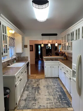 Zylee’s House on Choctaw is just a short walk to downtown Tahlequah. Отели рядом с достопримечательностью «Чероки Нешнел Призон Музеум»