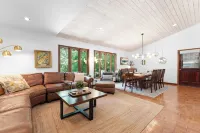 Shady Daze: Waterfront Home w/ Deck, Hot Tub & Lake Views Hotels in Lake Norman of Catawba