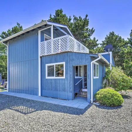 Coastal Pnw Gem w/ Hot Tub - Walk to Beach!