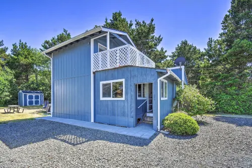 Coastal Pnw Gem w/ Hot Tub - Walk to Beach! - Wifi