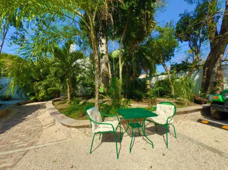 Beautiful Private Tropical Oasis 2 Bedroom 2 Bath Apt, Chef's Kitchen. 1st Floor