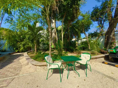 Beautiful Private Tropical Oasis 2 Bedroom 2 Bath Apt, Chef's Kitchen. 1st Floor