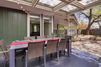 Mid-Century Modern Home w/ Fire Pit & Gas Grill! - بيت ضيافة