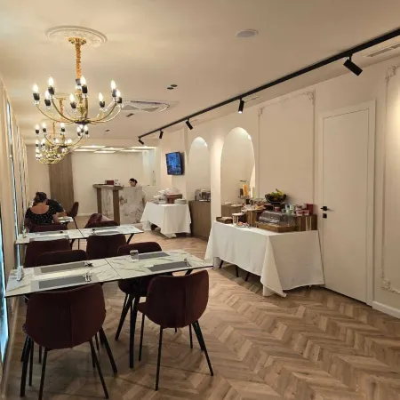 Hotel Adore