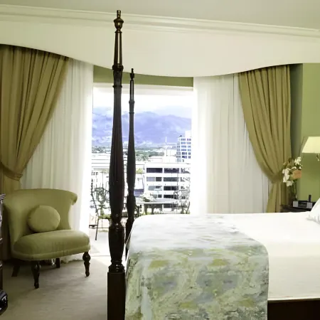 Courtleigh Hotel & Suites