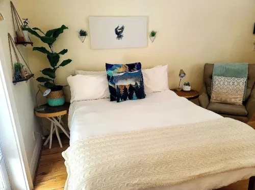 Sweet private studio just minutes from the downtown core. Hotels in Nelson