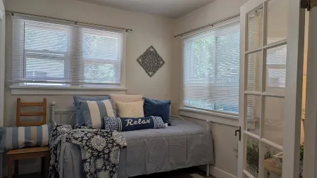 New Charming Murray 2 BR Home just  20 min to mtns or downtown, 5 min to IMC.