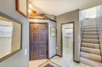 距滑雪場13英里：市中心華萊士帶露台的度假屋