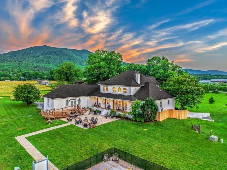 10BR Estate / Dome Pool / Pickleball / Sauna / Theater / Arcade / Sleeps 33