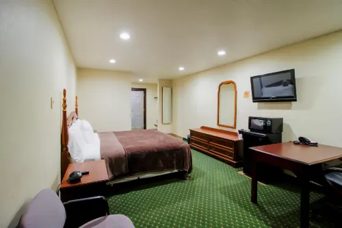 OYO Pinewood Inn & Suites Silsbee Hotels in Lumberton