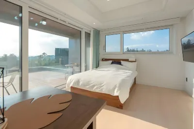 Seogwipo Dongbaek Beach Pension Hotel dekat ShinYoung Cinema Museum