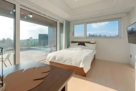 Seogwipo Dongbaek Beach Pension Отели рядом с достопримечательностью «Soesokkak Estuary»