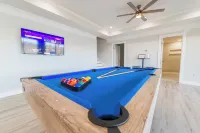 Modern Lakeside Retreat