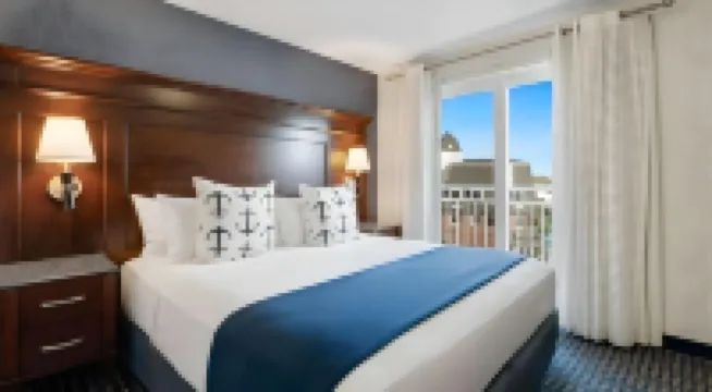 นิวพอร์ตบีช โฮเทลแอนด์สวีทส์