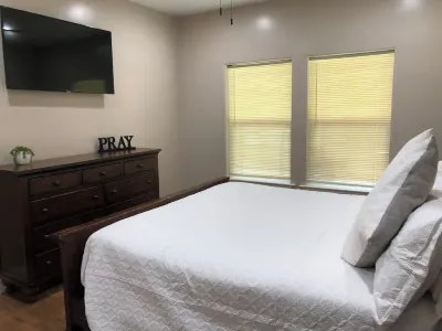 Country Living! Large 2500 square foot home on 2 acres 화이트 강 주변 호텔