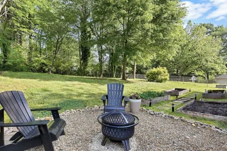 Travelers Rest Cottage near Swamp Rabbit Trail Отели в г. Травелерс Рест