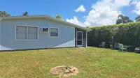 Beach time! Walk/Bike to Beach,Restaurants,Shops,fenced large backyard-sleeps 4