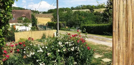 The Maison en Feuilles: a charming retreat with garden, terrace, perfect for 2 Отели в г. Гервиль