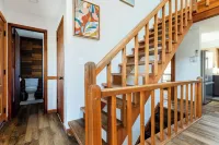 Modern Rustic Lodge! 2 min. walk to Ski Slopes, 6TVs, Linens, WiFi, A/C, Firepit