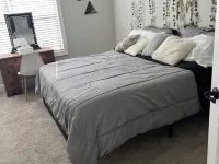 Spacious Evans Home ready for Masters Guests 에번스 호텔