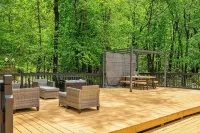 Hot Tub, Firepit, Foosball Access to Private Lake & Pool Penn Estate Getaway - Wifi