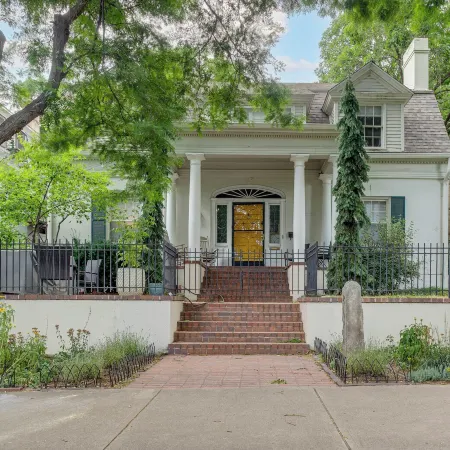 Walkable Apt w/ Off-street Parking in Cheesman!