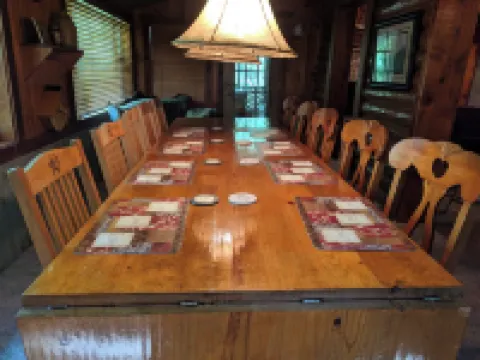 Charming Cozy 2-bedroom cabin with WiFi, in enchanting Canyon Lake on the River