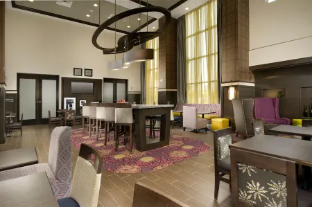 Hampton Inn & Suites Buffalo/Airport Отели рядом с достопримечательностью «Macy's  (Walden Galleria)»