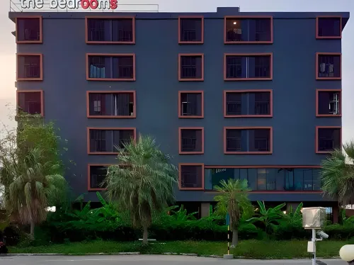 The Bedrooms Maeklong & Service Apartments Khao Yoi 호텔