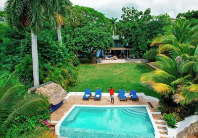 Award-winning villa with private beachfront and pool Hotels in 