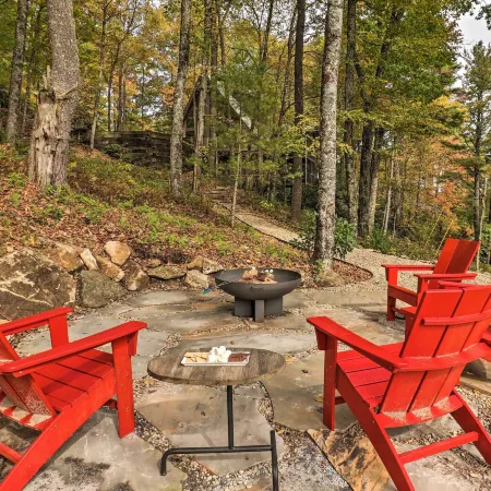 1 Mi to Town: Chalet-Style Highlands Retreat