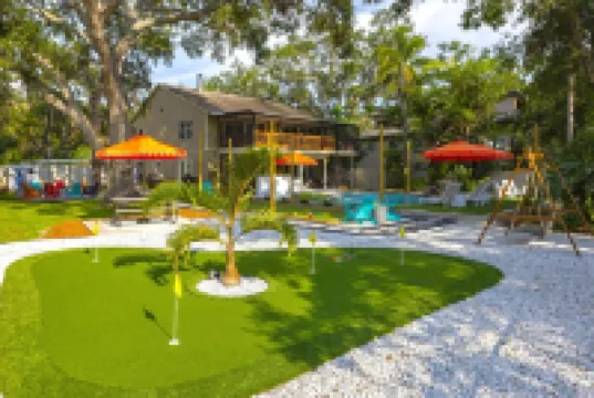 Sara Bay Base Camp: Private Tropical Oasis, Pool, Golf, Bocce, Firepit, PETS