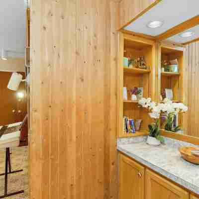 Cozy 2-bedroom condo in welcoming Cambridge with WiFi, AC Others
