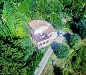 4 BEDROOM VILLA IN MONTAUROUX - STUNNING VIEWS. MINI-POOL & HUGE RUSTIC GARDEN Hotels in Montauroux