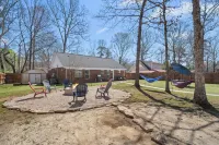 Charming 3-bedroom Home in Monroe with a Pool Table and Fire Pit, WiFi