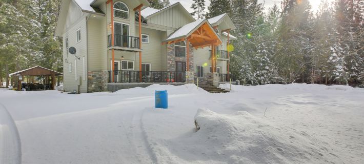 Expansive Group Lake House w/ Private Hot Tub! Hotels in Bonner County